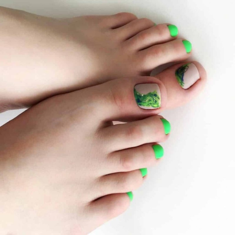 Салатовый педикюр