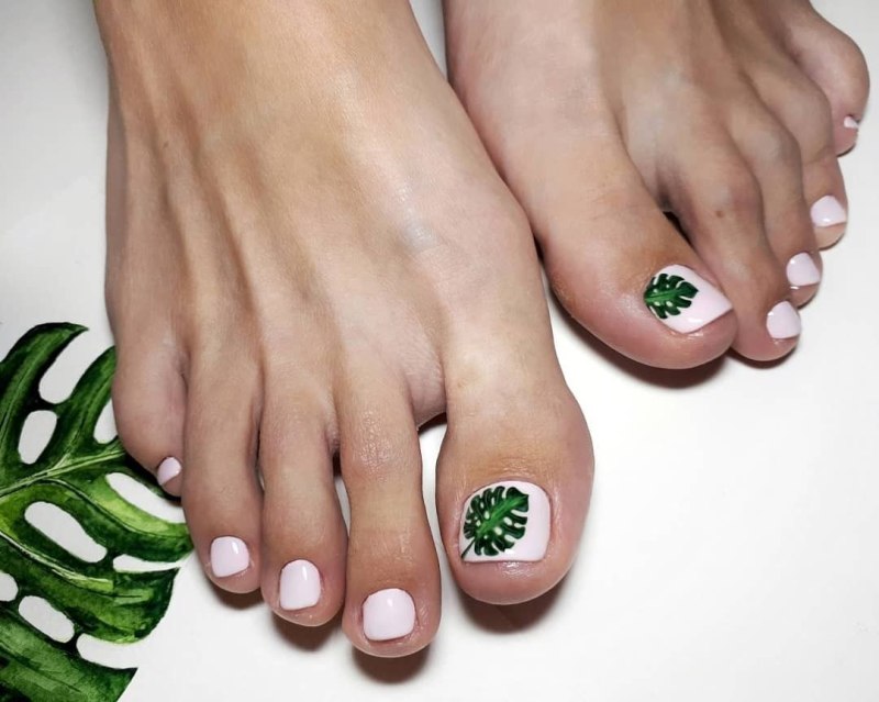 Педикюр оливкового цвета