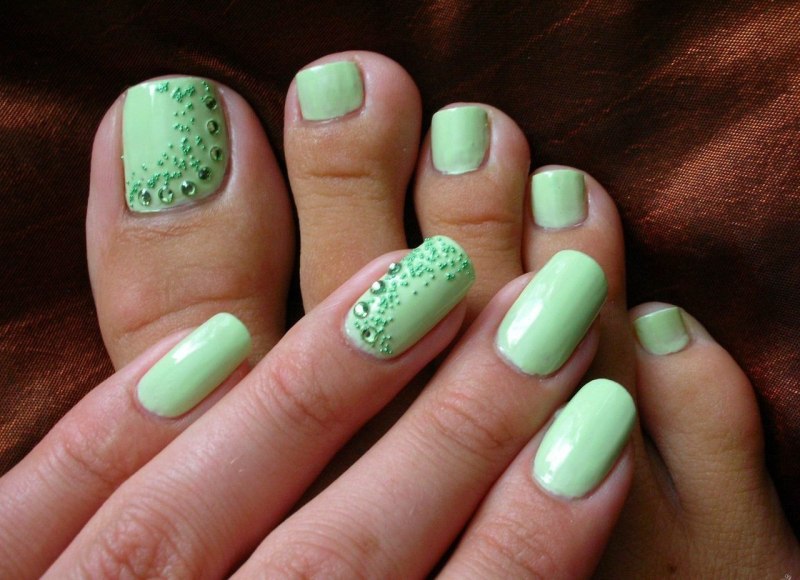 Изумрудный педикюр