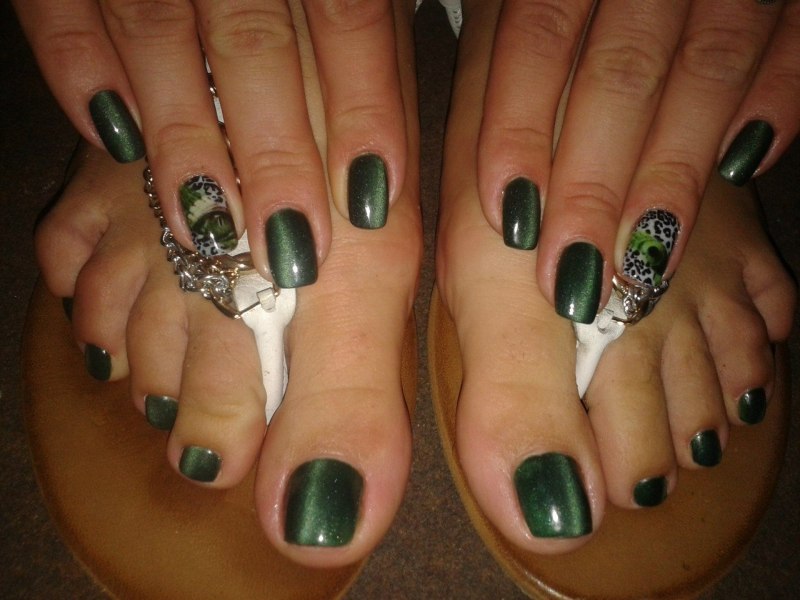 Педикюр салатовый с розовым