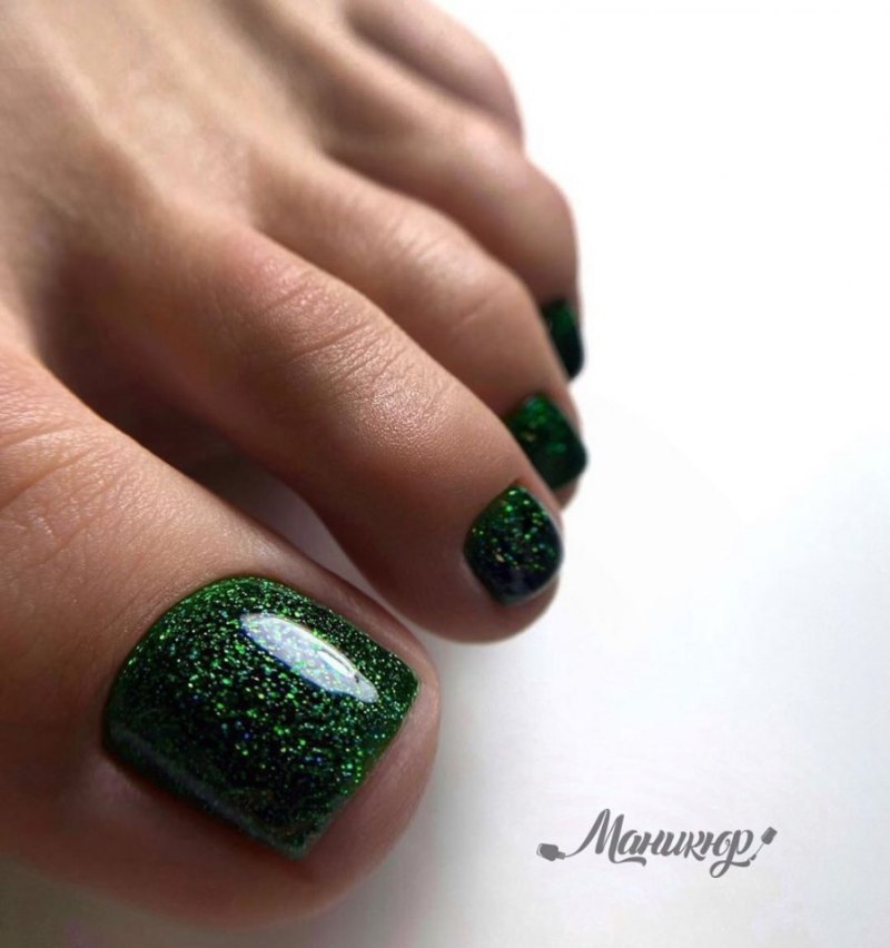 Салатовый педикюр