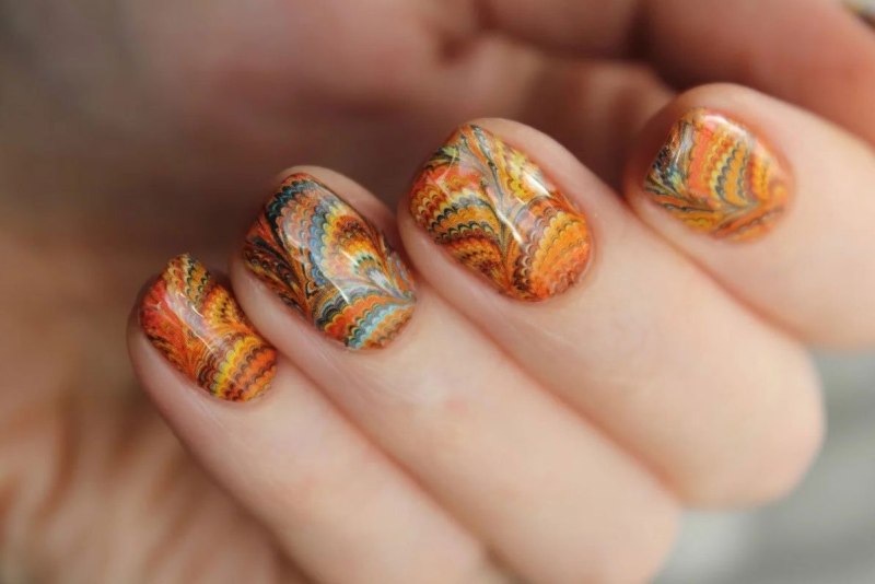 Маникюр с осенимт листья