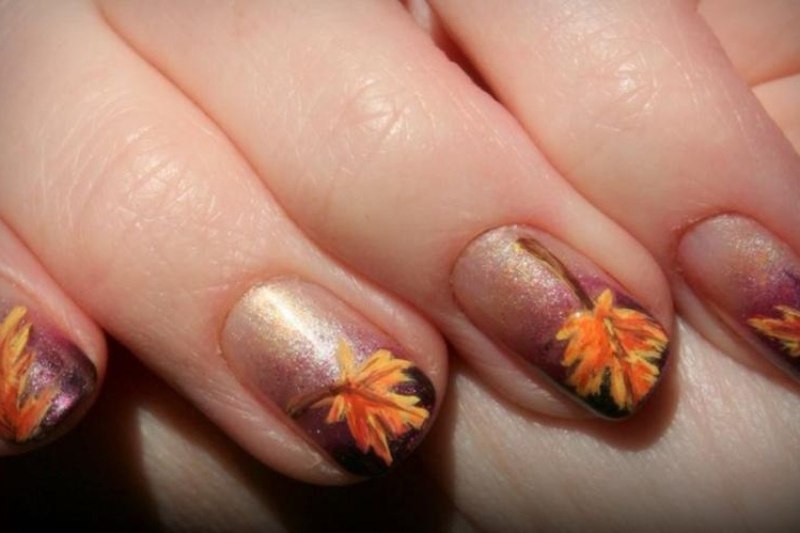 Маникюр оранжевый с золотом