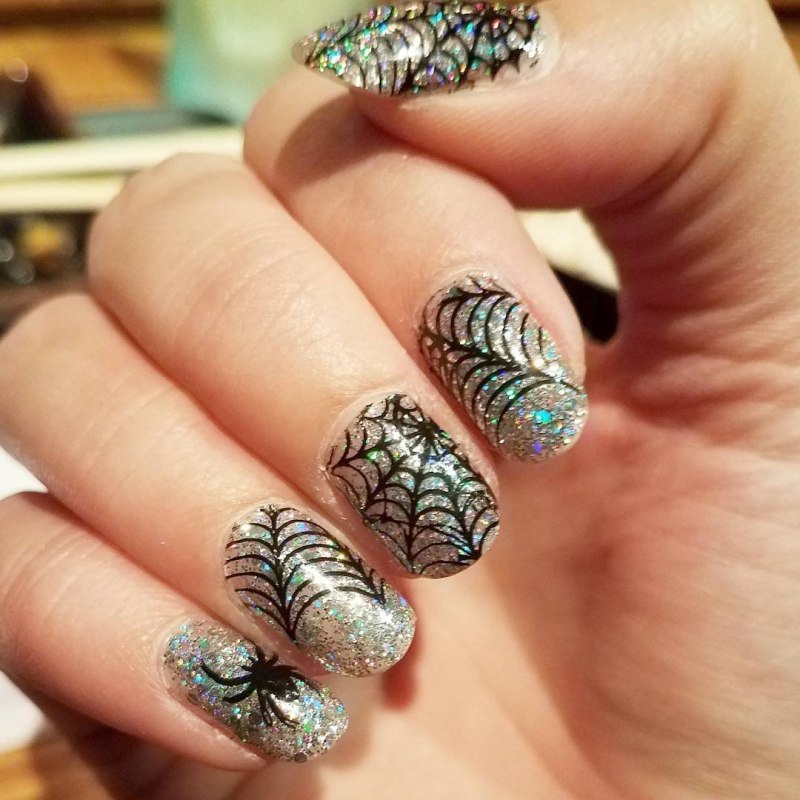 Маникюр с паутинкой