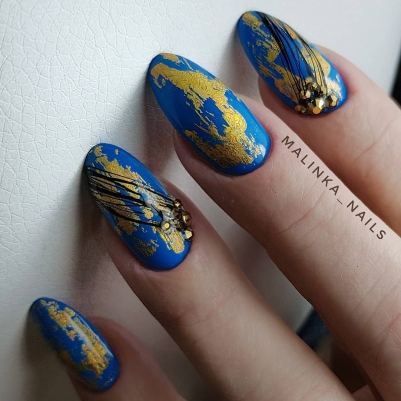 Ногти коричневые с золотом