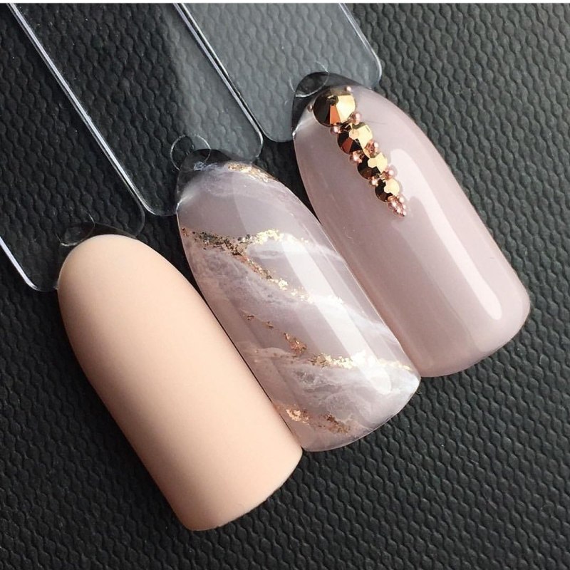 Серые ногти с фольгой