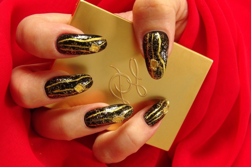 Маникюр с поталью 2022