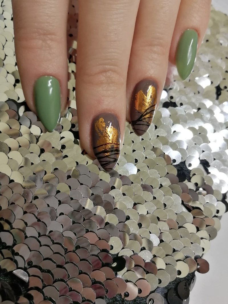 Маникюр с фольгой и блестками