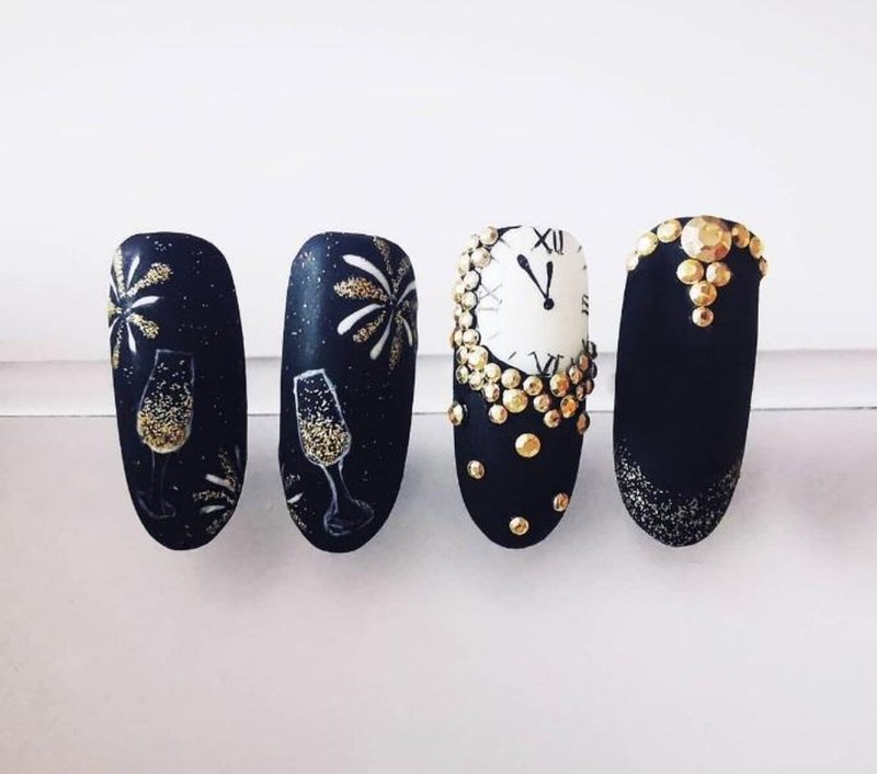 Бежевый маникюр с фольгой