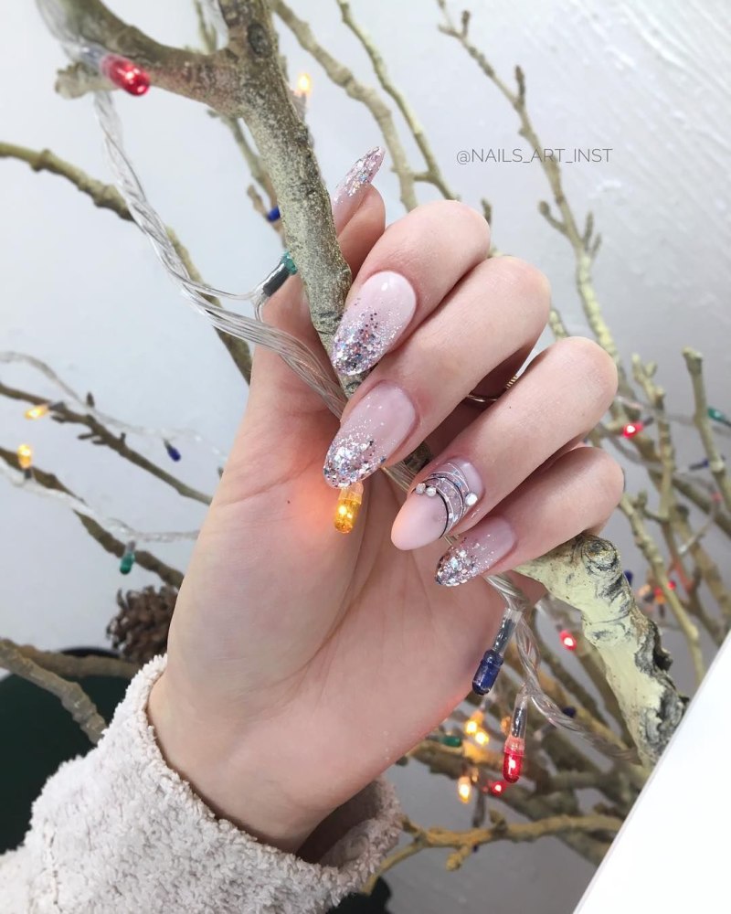 Маникюр с фольгой