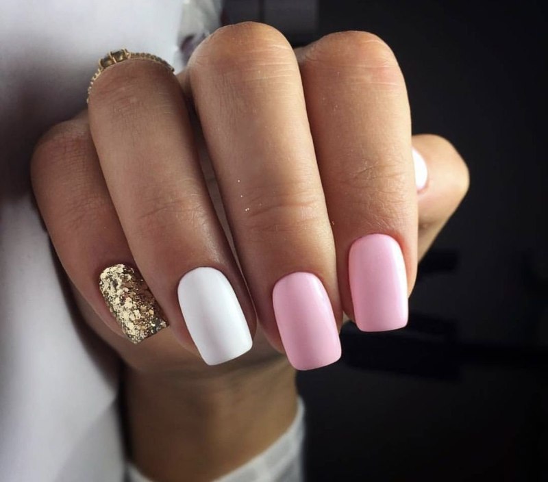 Маникюр розовый с белым