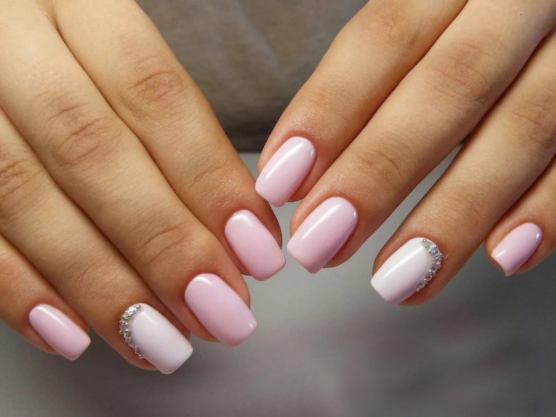 Розовый маникюр
