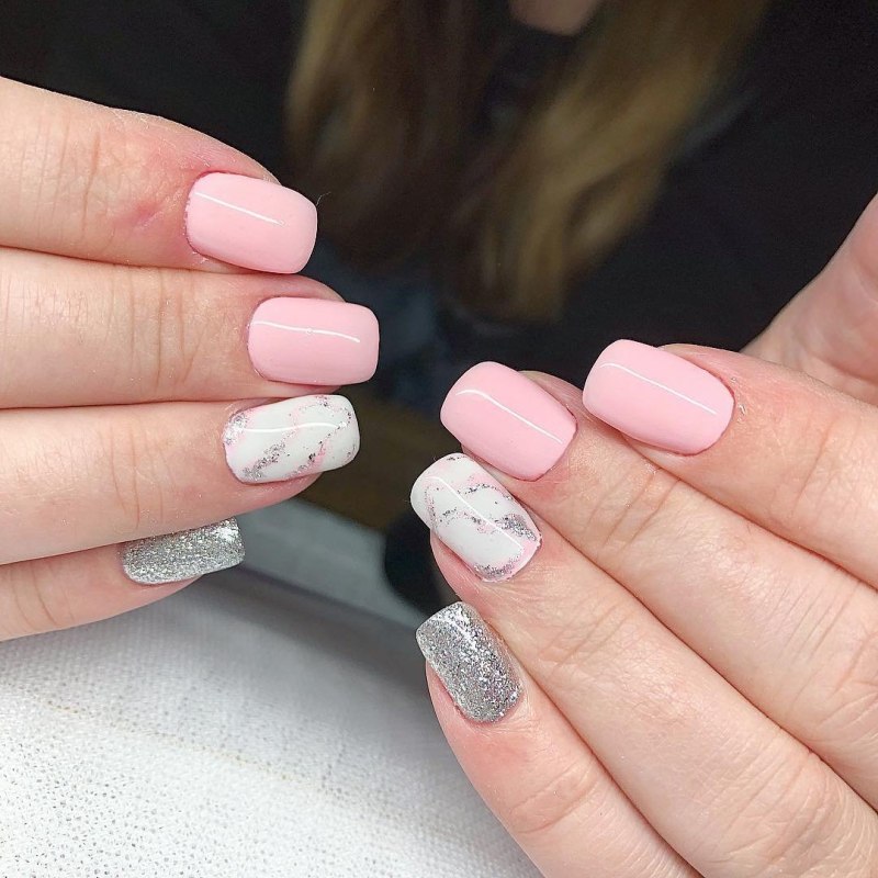 Светоотражающий маникюр розовый