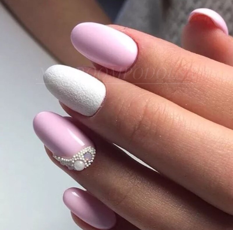 Маникюр розовый с полосками