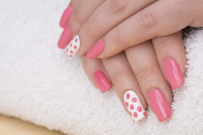 Яркие розовые ногти