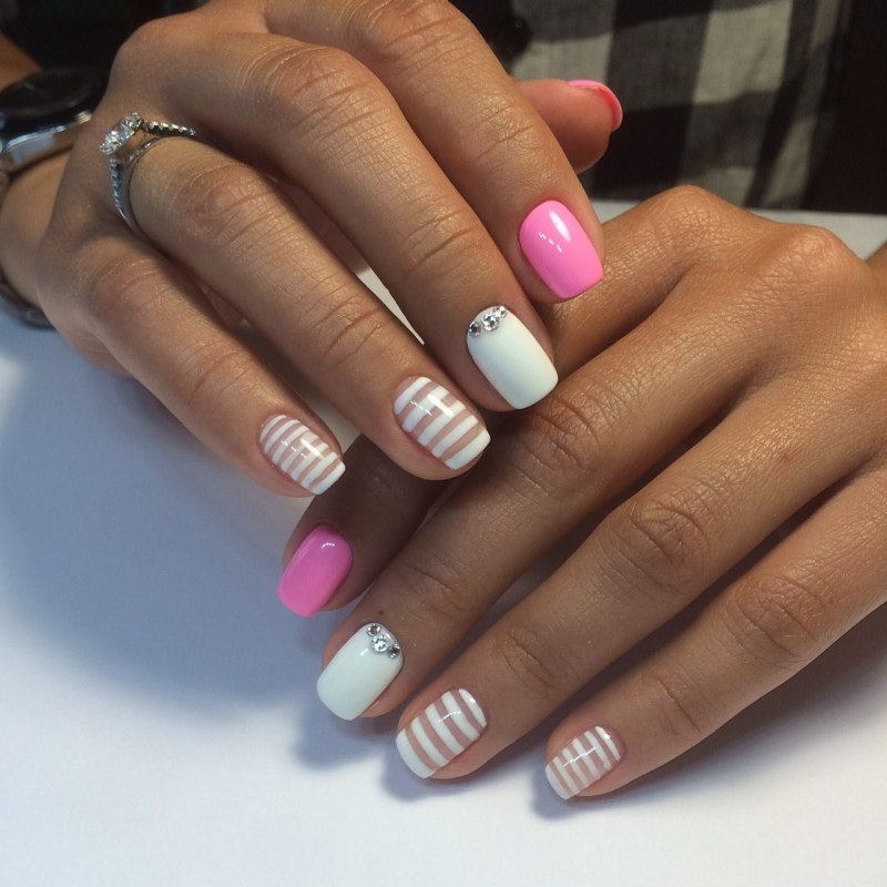 Руки с розовым маникюром