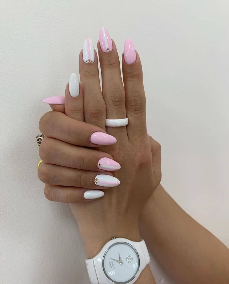 Маникюр розовый с белым
