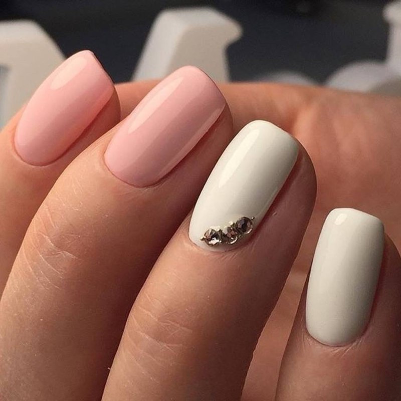 Ногти розовые с белым