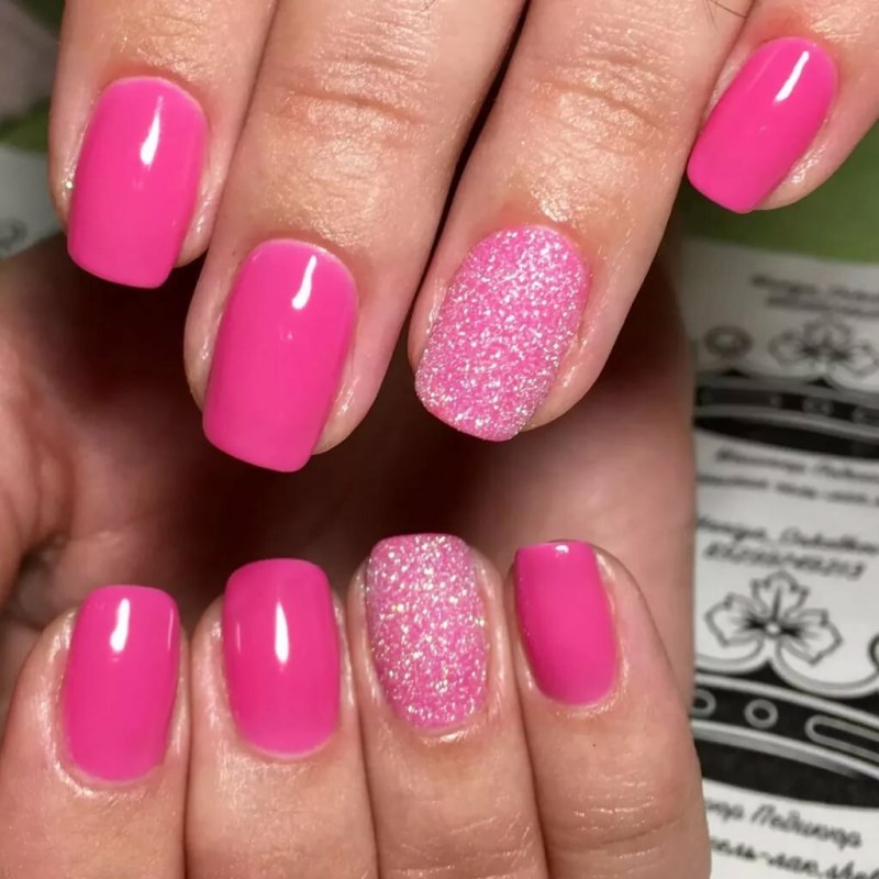 Маникюр розовый с белым