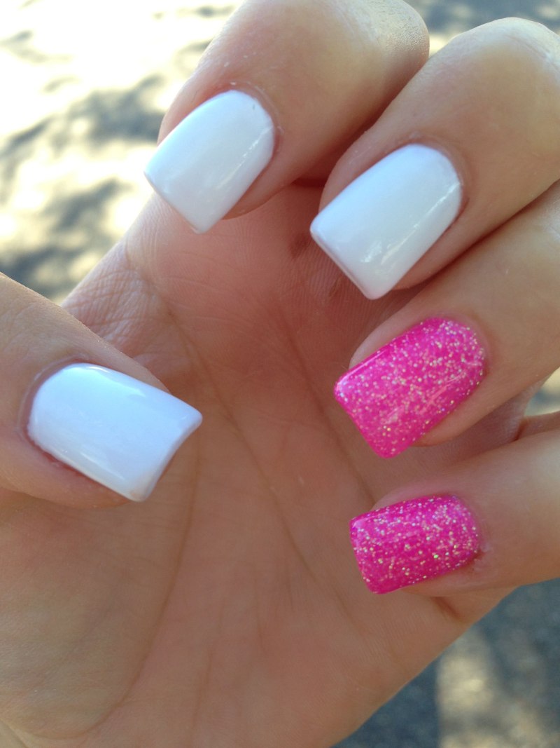 Маникюр розовый с белым