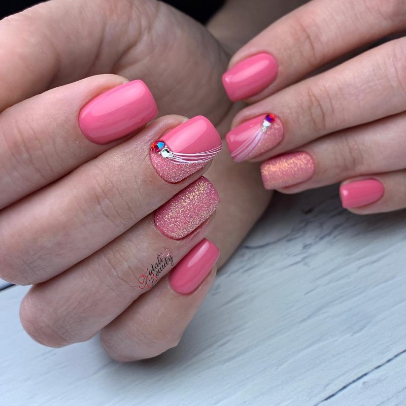 Розовый маникюр