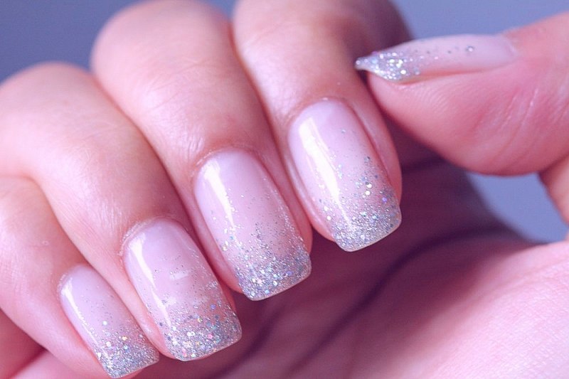 Ногти полупрозрачные с блестками