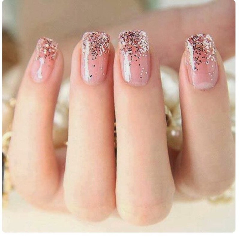 Маникюр со стразами и блестками