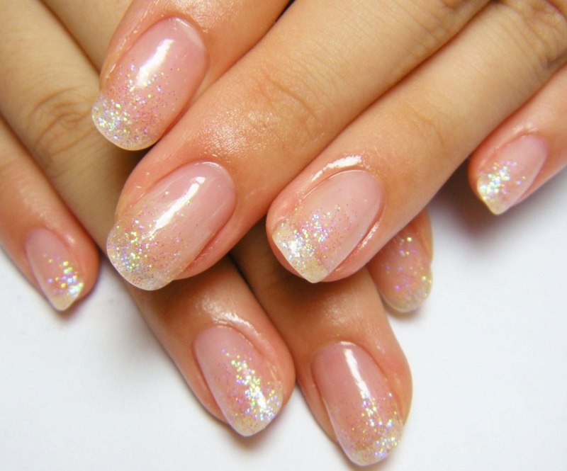 Ногти белые с блестками