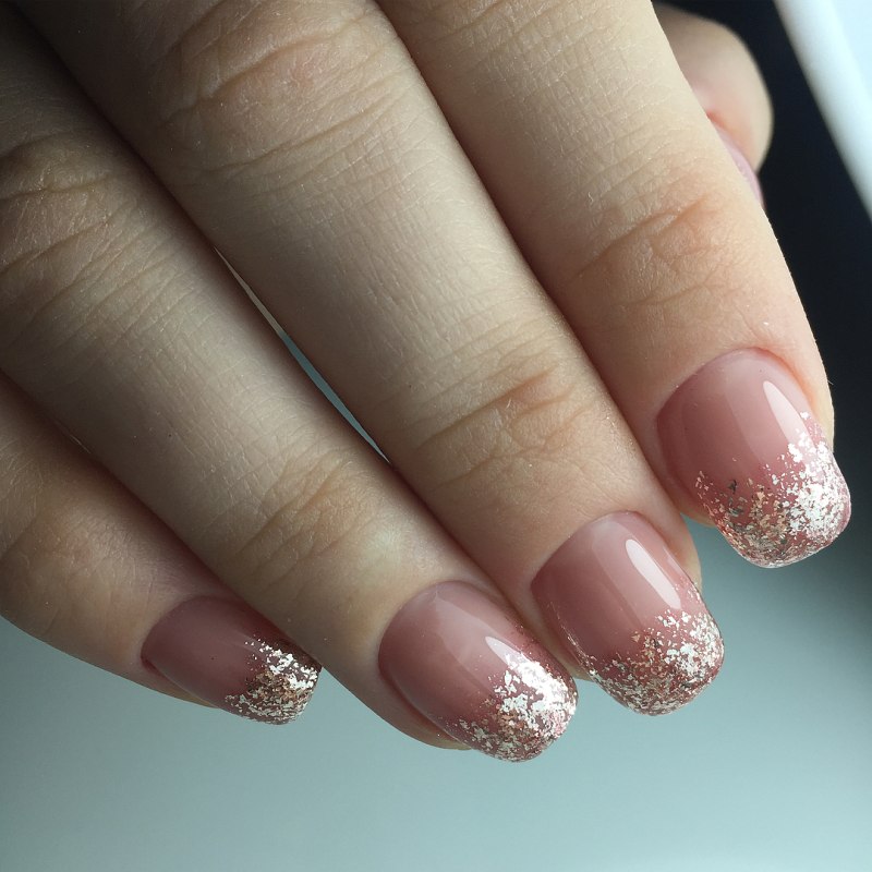 Шеллак прозрачный с блестками на кончиках ногтей