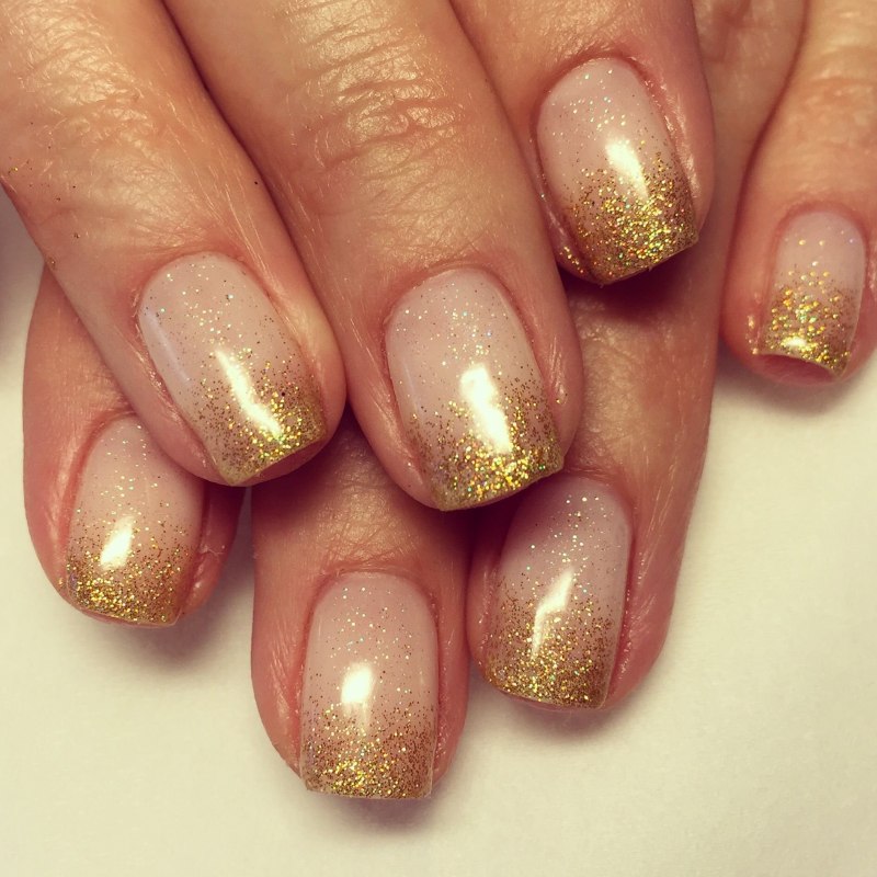 Нежный маникюр с блестками