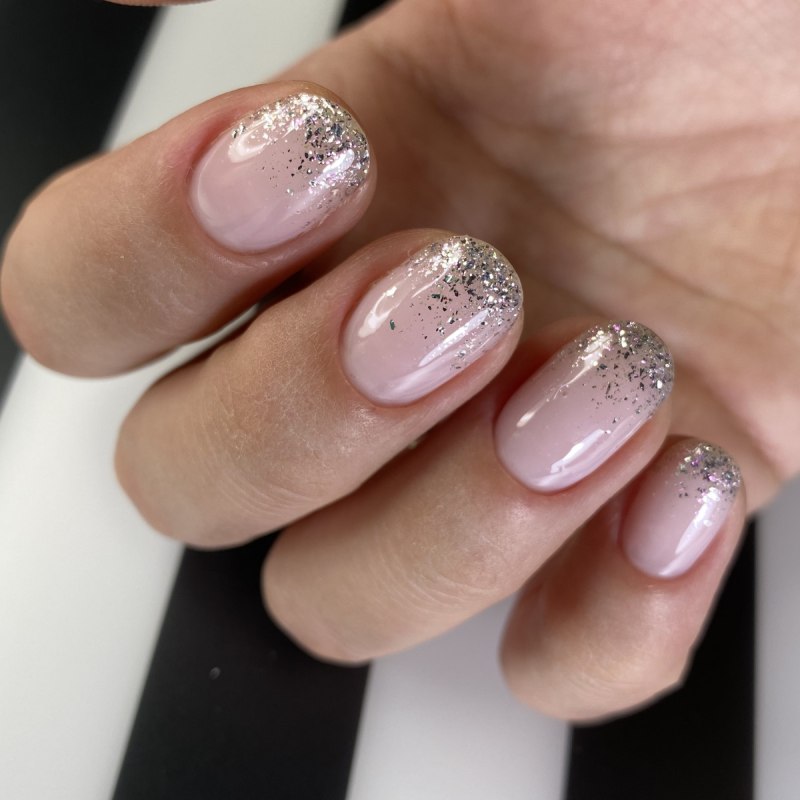 Маникюр бежевый с серебром