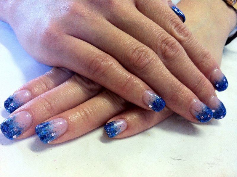 Персиковый маникюр с блестками