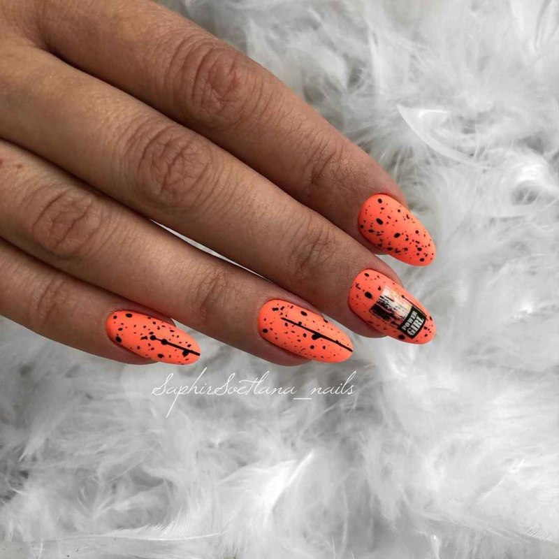 Яркий летний маникюр с паутинкой