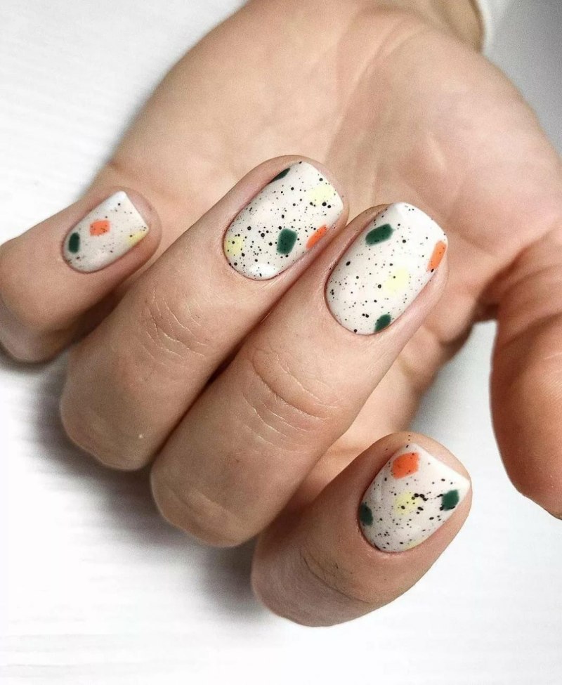 Маникюр лето 2022 модные тенденции перепелиное яйцо