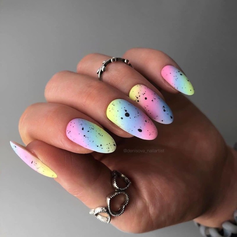 Яркие ногти в крапинку