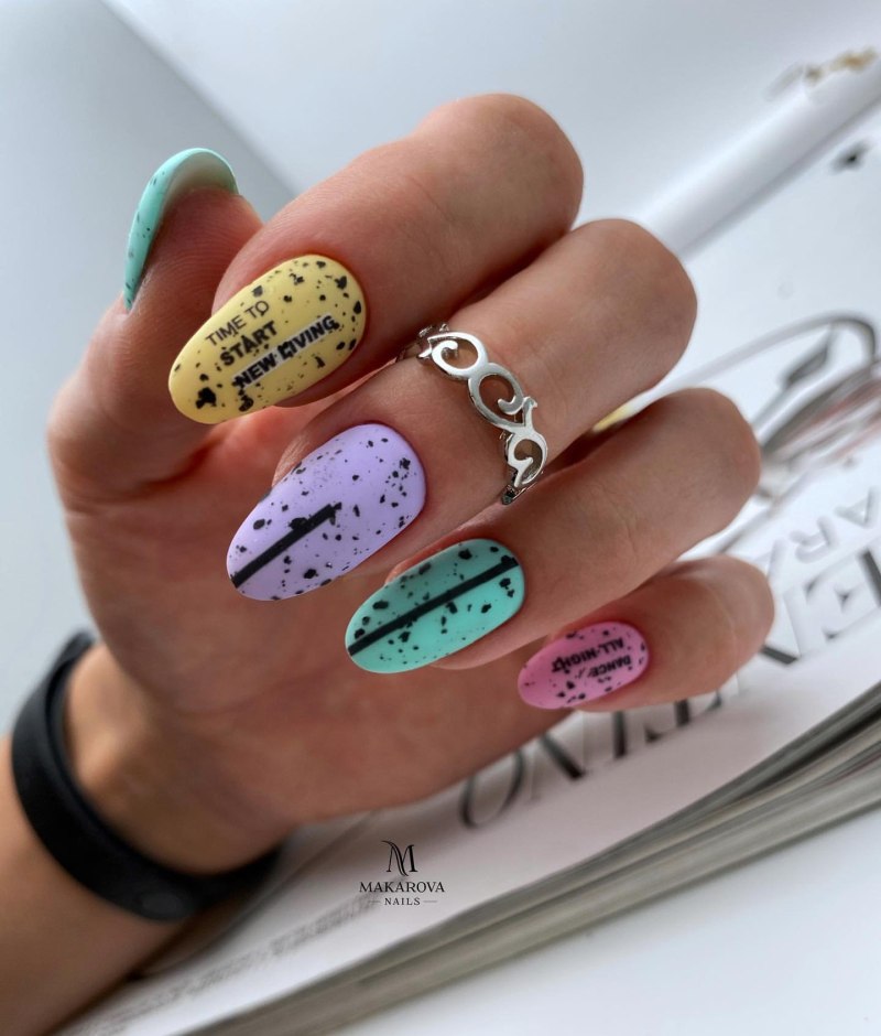 Маникюр жёлтый с чёрным