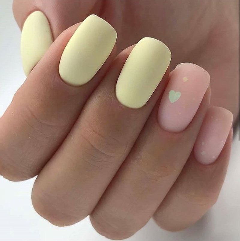 Пастельно желтый маникюр