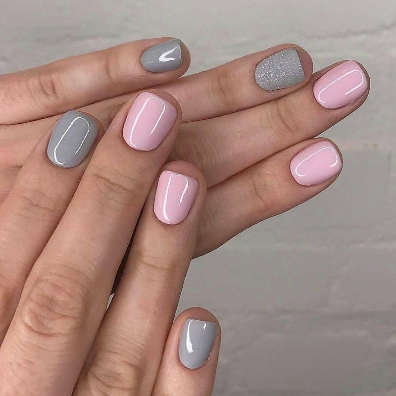 Маникюр серый с розовым
