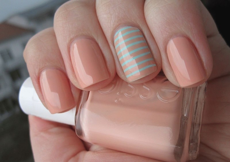 Маникюр в пастельных тонах с полосками