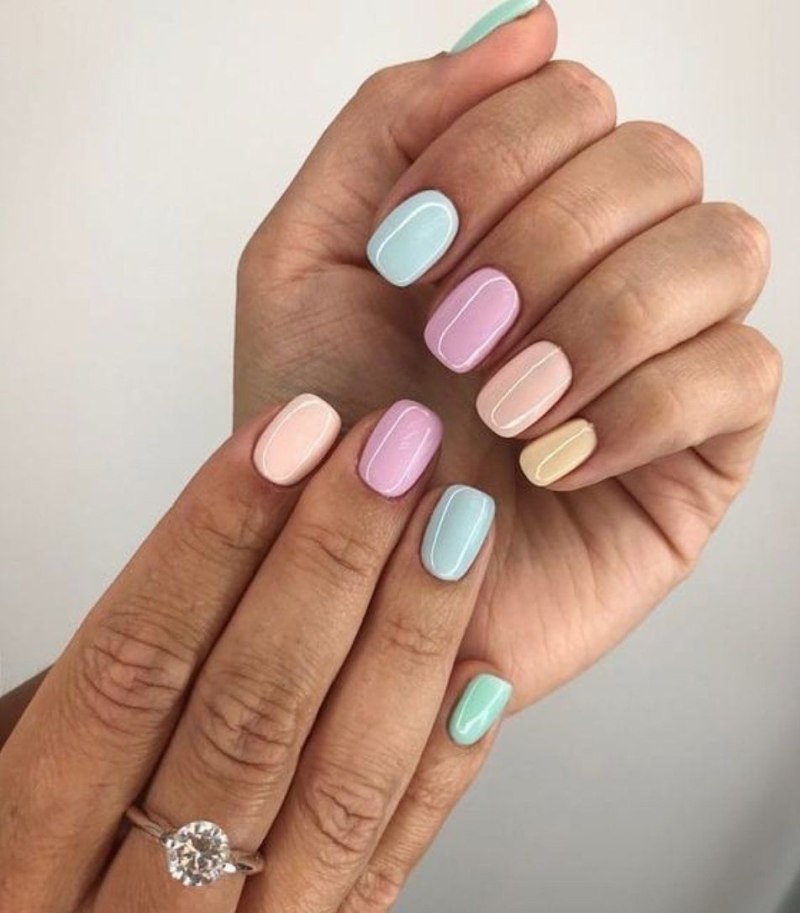 Маникюр разноцветный в пастельных
