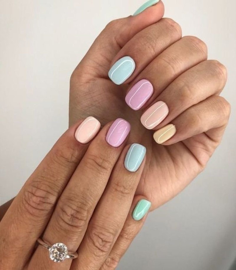 Маникюр разноцветный в пастельных тонах