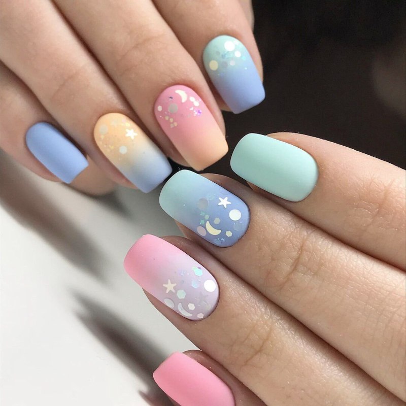 Маникюр в розово голубых тонах