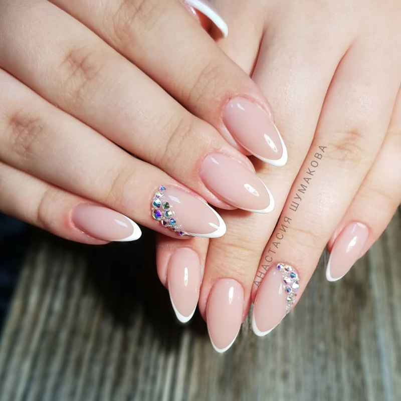 Весенний нюдовый маникюр на миндаль