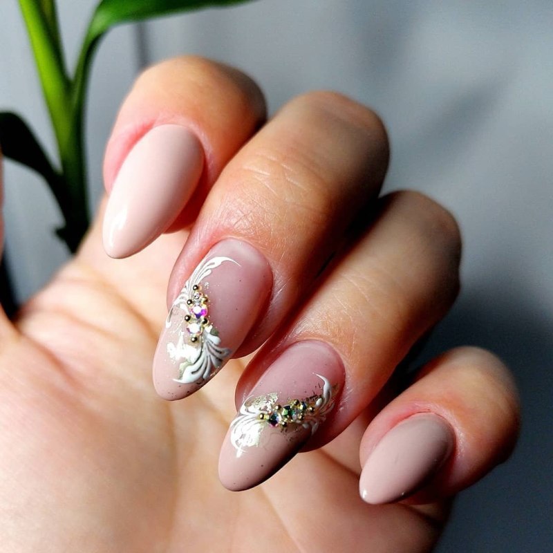 Весенний нюдовый маникюр