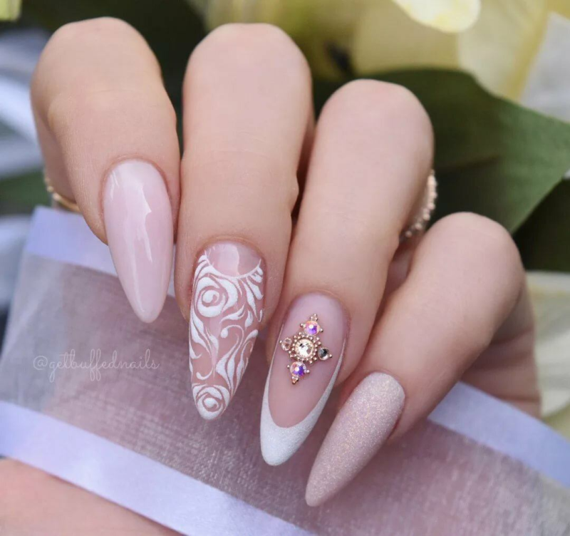 Нежные миндальные ногти