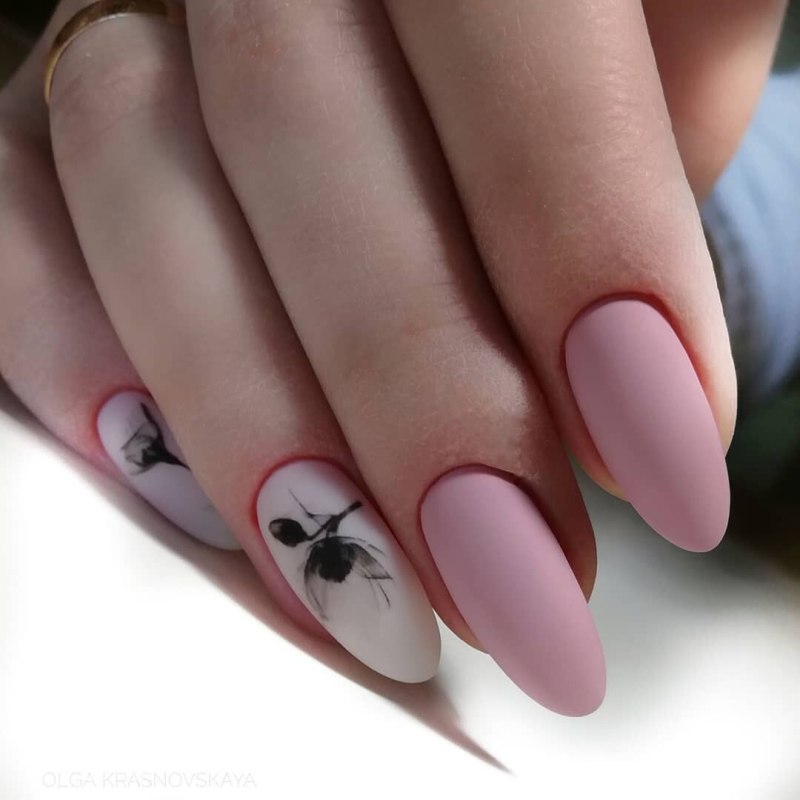 Маникюр нюд с френчем на миндаль