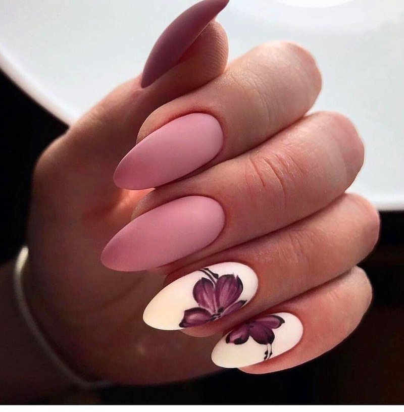 Маникюр пастельных тонов с черным узором