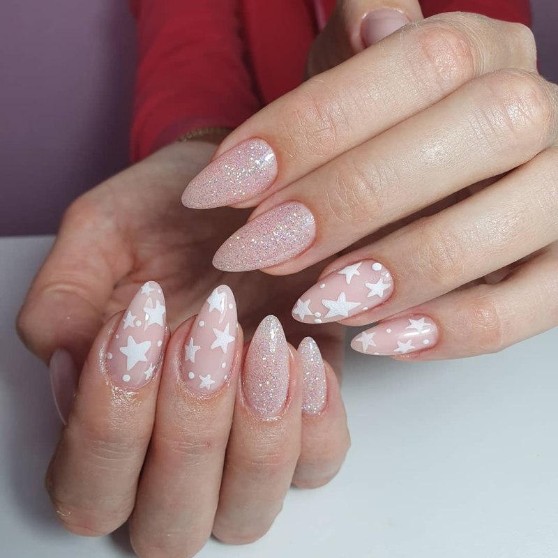 Рисунок на миндальных ногтях