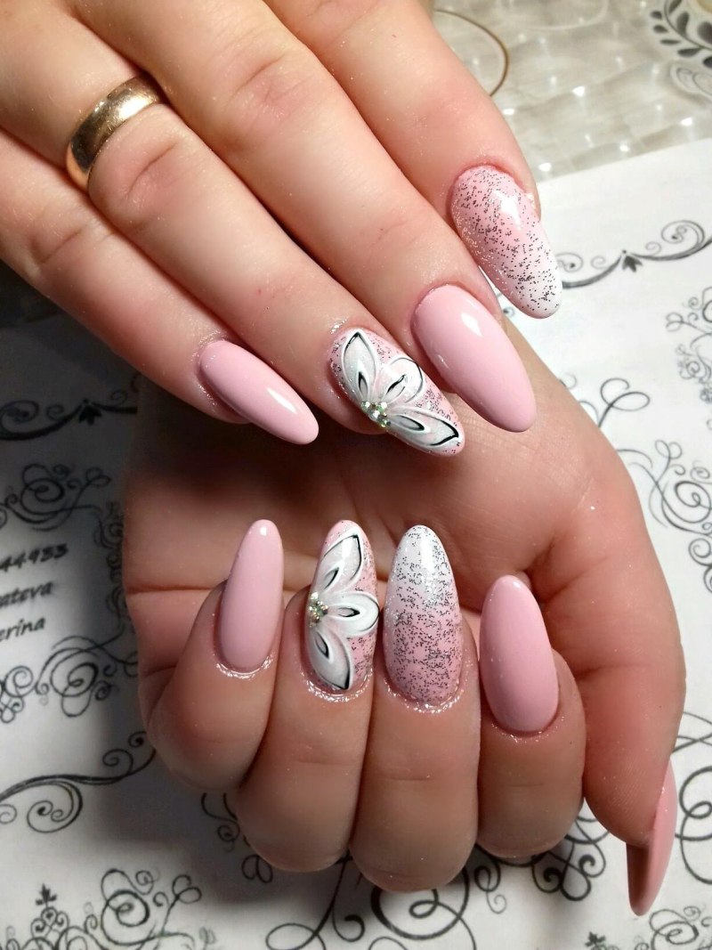 Маникюр с цветочками и стразами