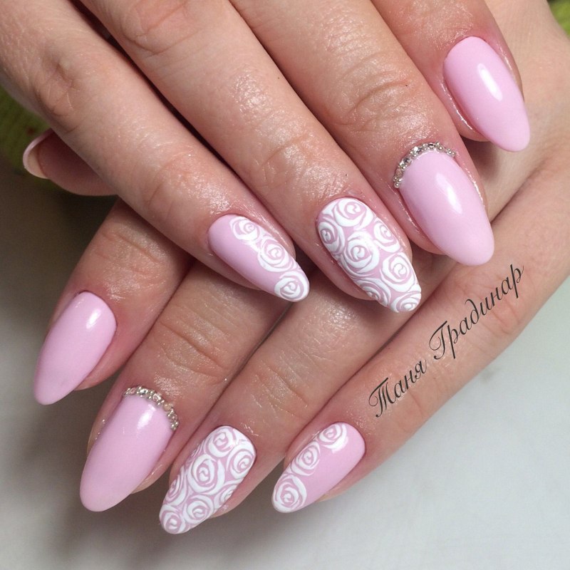 Нежный нюдовый маникюр миндаль